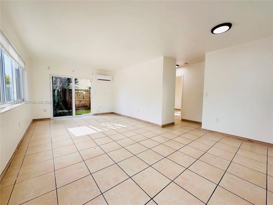For Rent: $1,700 (1 beds, 1 baths, 700 Square Feet)