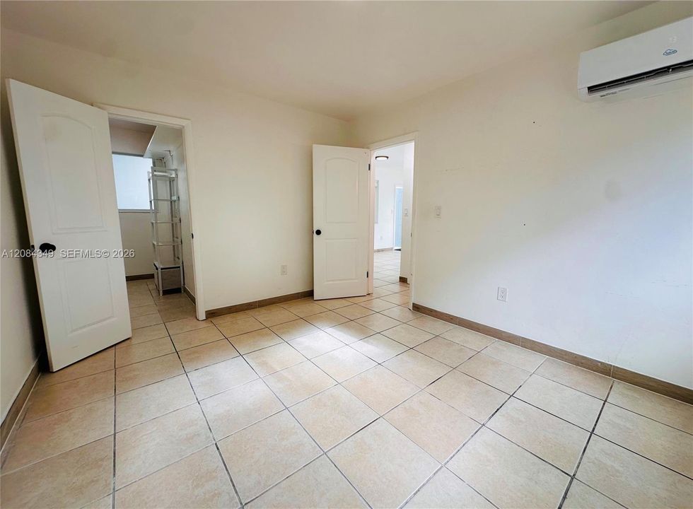 For Rent: $1,700 (1 beds, 1 baths, 700 Square Feet)