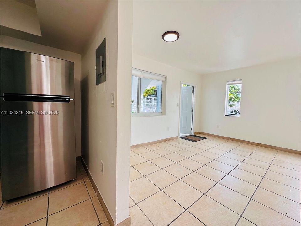 For Rent: $1,700 (1 beds, 1 baths, 700 Square Feet)