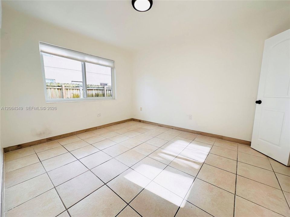 For Rent: $1,700 (1 beds, 1 baths, 700 Square Feet)