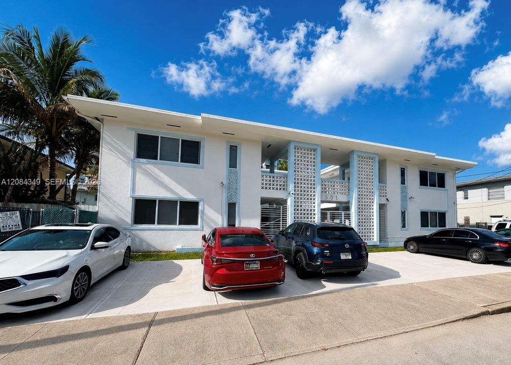 For Rent: $1,700 (1 beds, 1 baths, 700 Square Feet)
