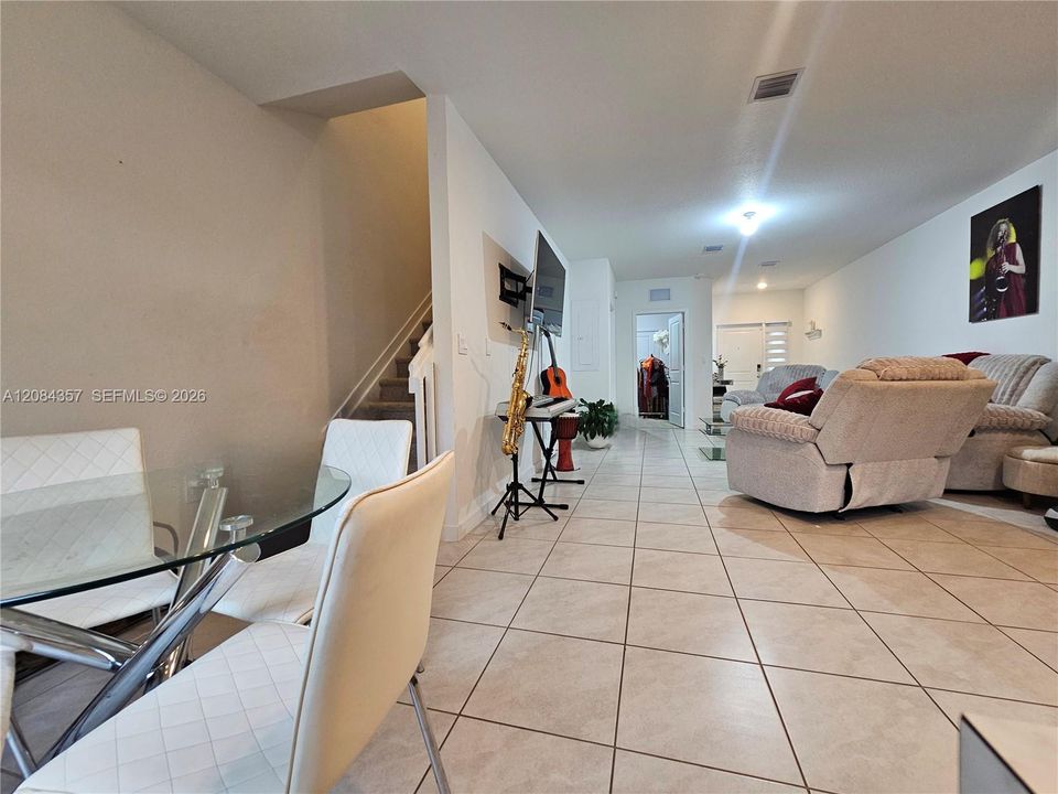 En Venta: $320,000 (3 camas, 3 baños, 1380 Pies cuadrados)