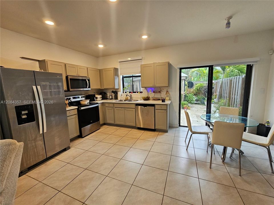 En Venta: $320,000 (3 camas, 3 baños, 1380 Pies cuadrados)
