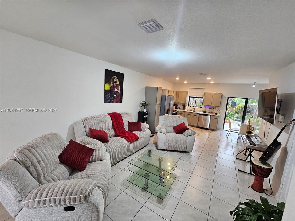 En Venta: $320,000 (3 camas, 3 baños, 1380 Pies cuadrados)
