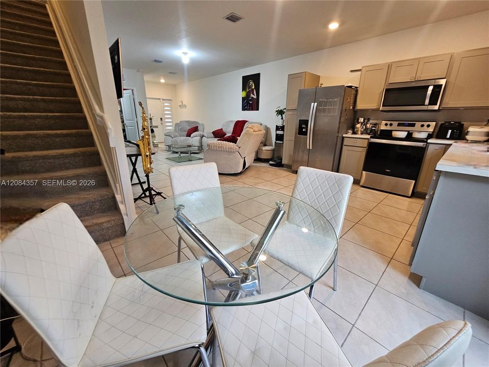 En Venta: $320,000 (3 camas, 3 baños, 1380 Pies cuadrados)