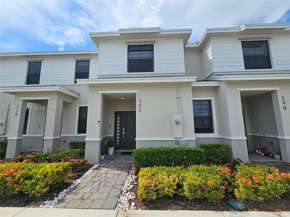 En Venta: $320,000 (3 camas, 3 baños, 1380 Pies cuadrados)