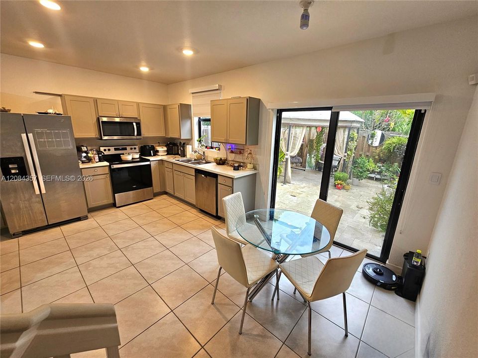 En Venta: $320,000 (3 camas, 3 baños, 1380 Pies cuadrados)