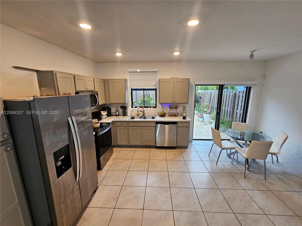 En Venta: $320,000 (3 camas, 3 baños, 1380 Pies cuadrados)