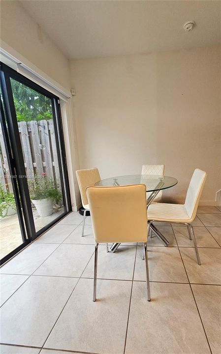 En Venta: $320,000 (3 camas, 3 baños, 1380 Pies cuadrados)