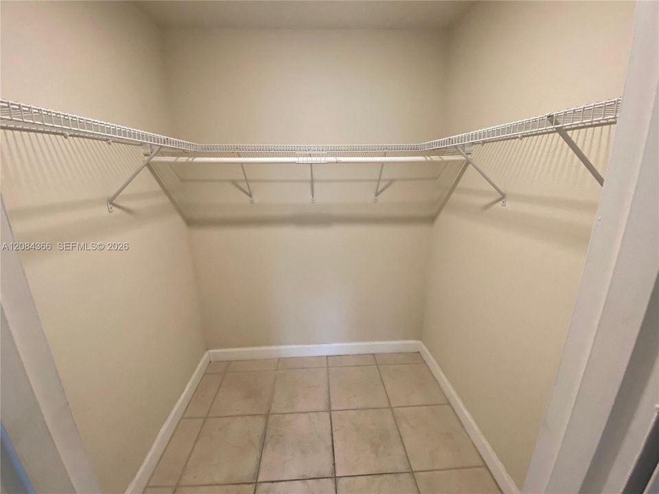 walkin-closet primary