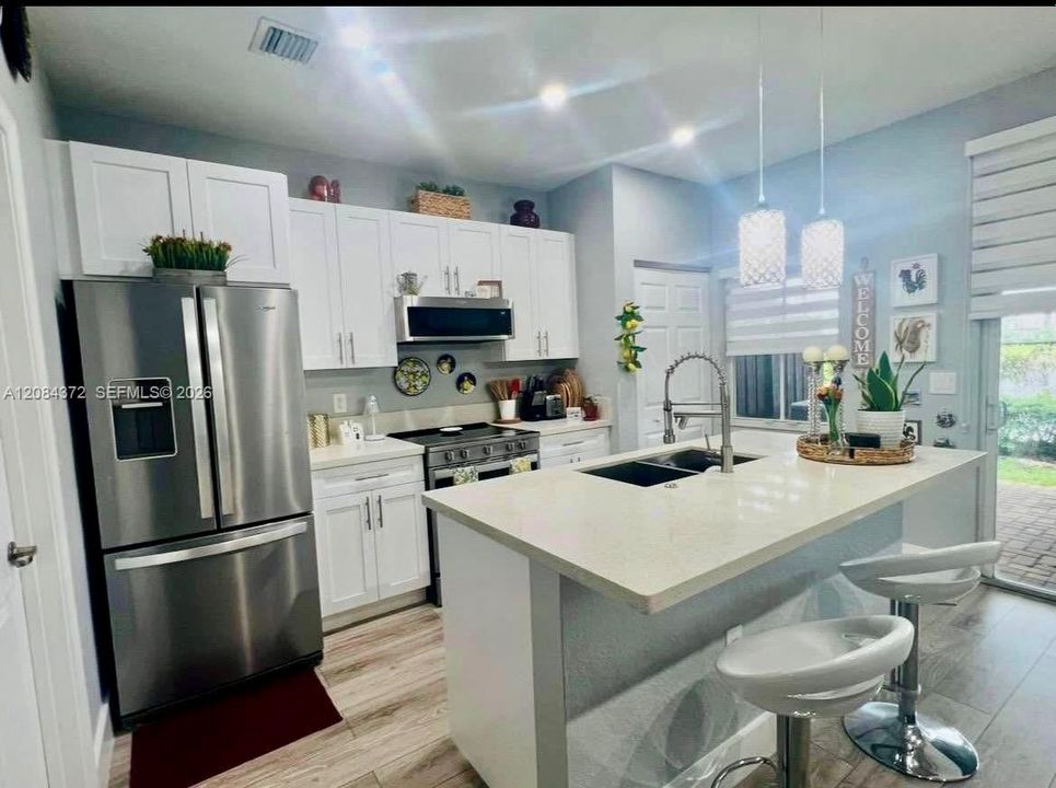 For Rent: $2,800 (2 beds, 2 baths, 1241 Square Feet)