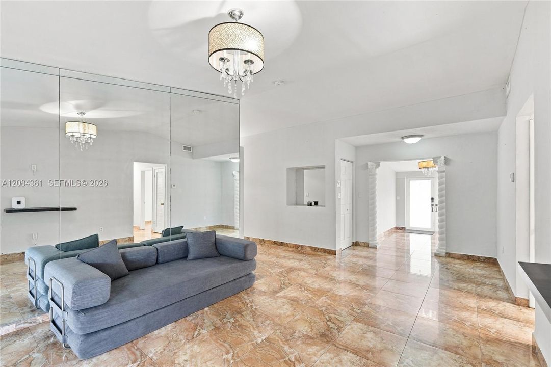 En Renta: $3,800 (4 camas, 3 baños, 2310 Pies cuadrados)