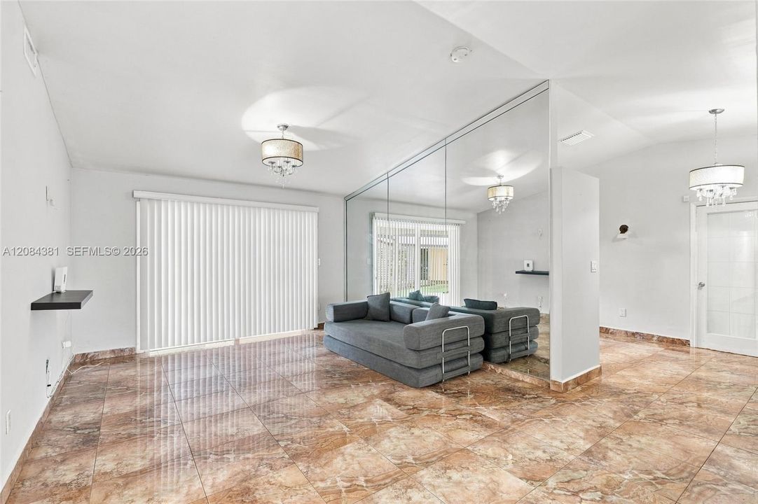 En Renta: $3,800 (4 camas, 3 baños, 2310 Pies cuadrados)