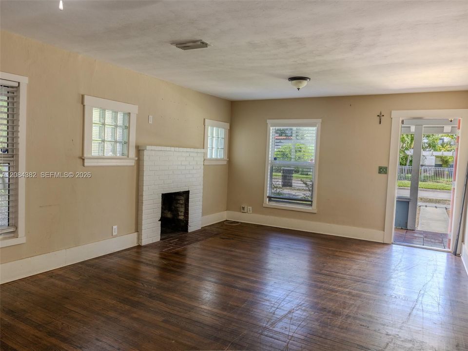 For Rent: $4,200 (4 beds, 2 baths, 1524 Square Feet)