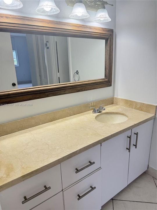 For Rent: $2,250 (1 beds, 1 baths, 762 Square Feet)