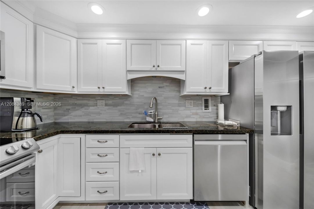 For Rent: $2,350 (1 beds, 1 baths, 850 Square Feet)