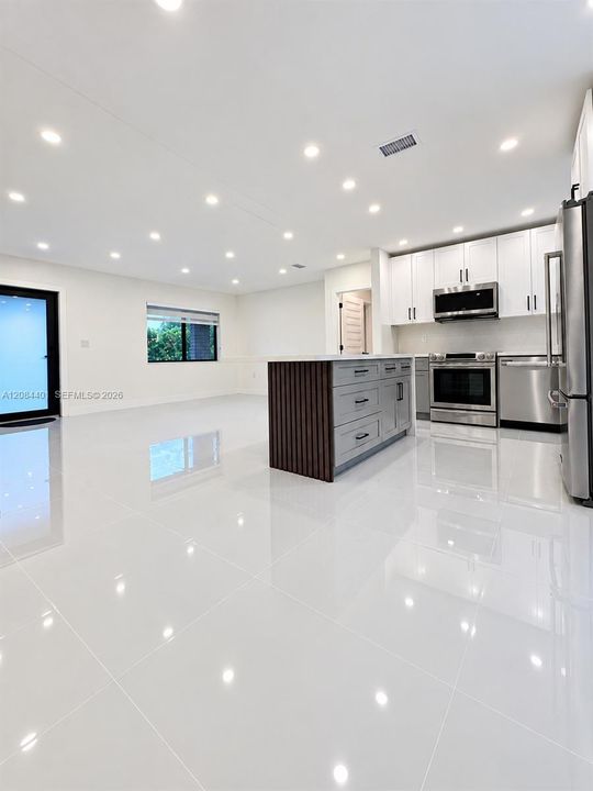 For Sale: $839,000 (5 beds, 4 baths, 1888 Square Feet)