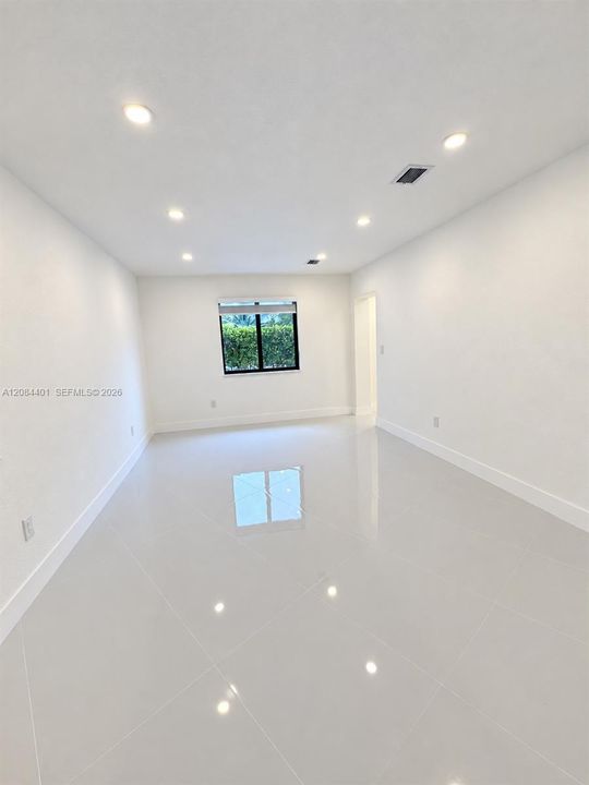 For Sale: $839,000 (5 beds, 4 baths, 1888 Square Feet)