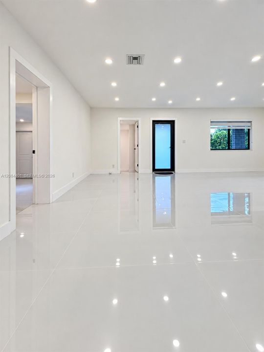 For Sale: $839,000 (5 beds, 4 baths, 1888 Square Feet)