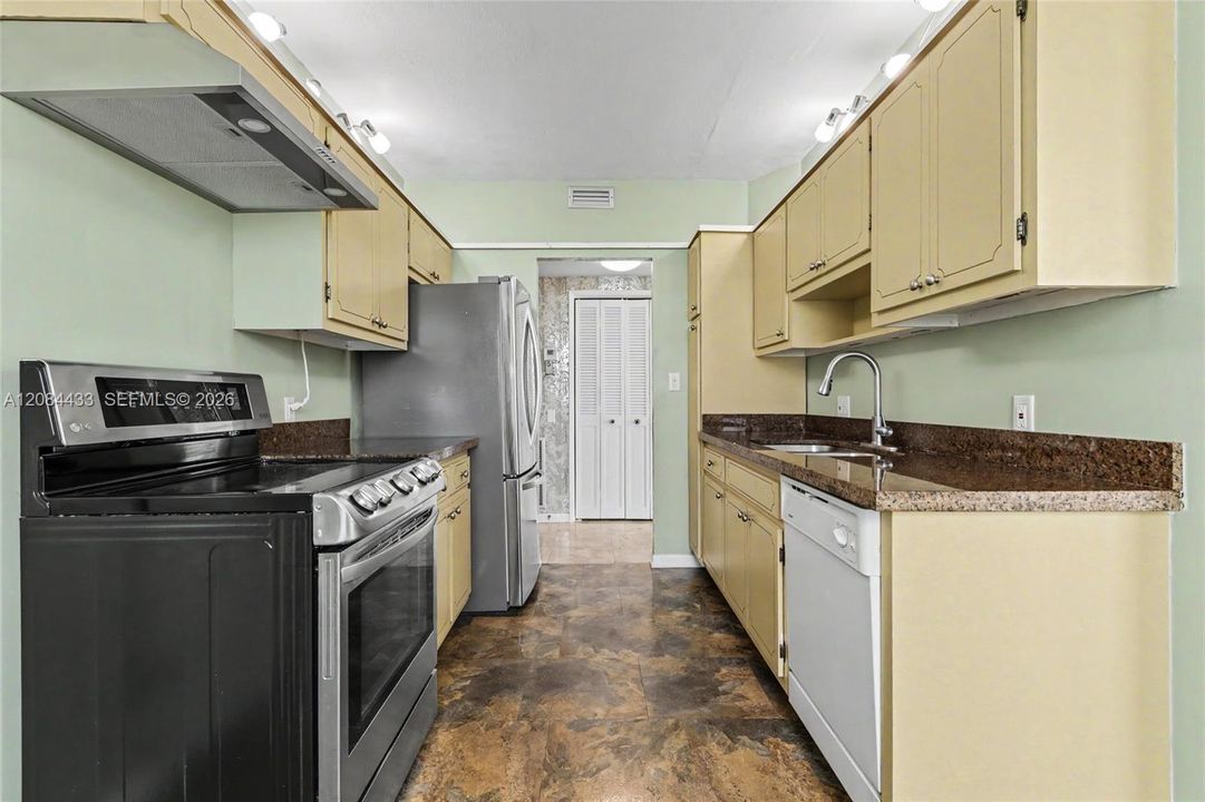 На продажу: $149,000 (2 спален, 2 ванн, 1284 Квадратных фут)
