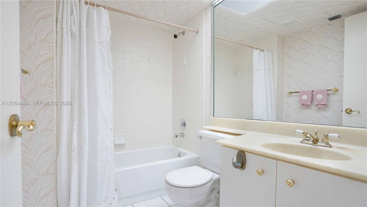 For Sale: $179,900 (2 beds, 2 baths, 1082 Square Feet)