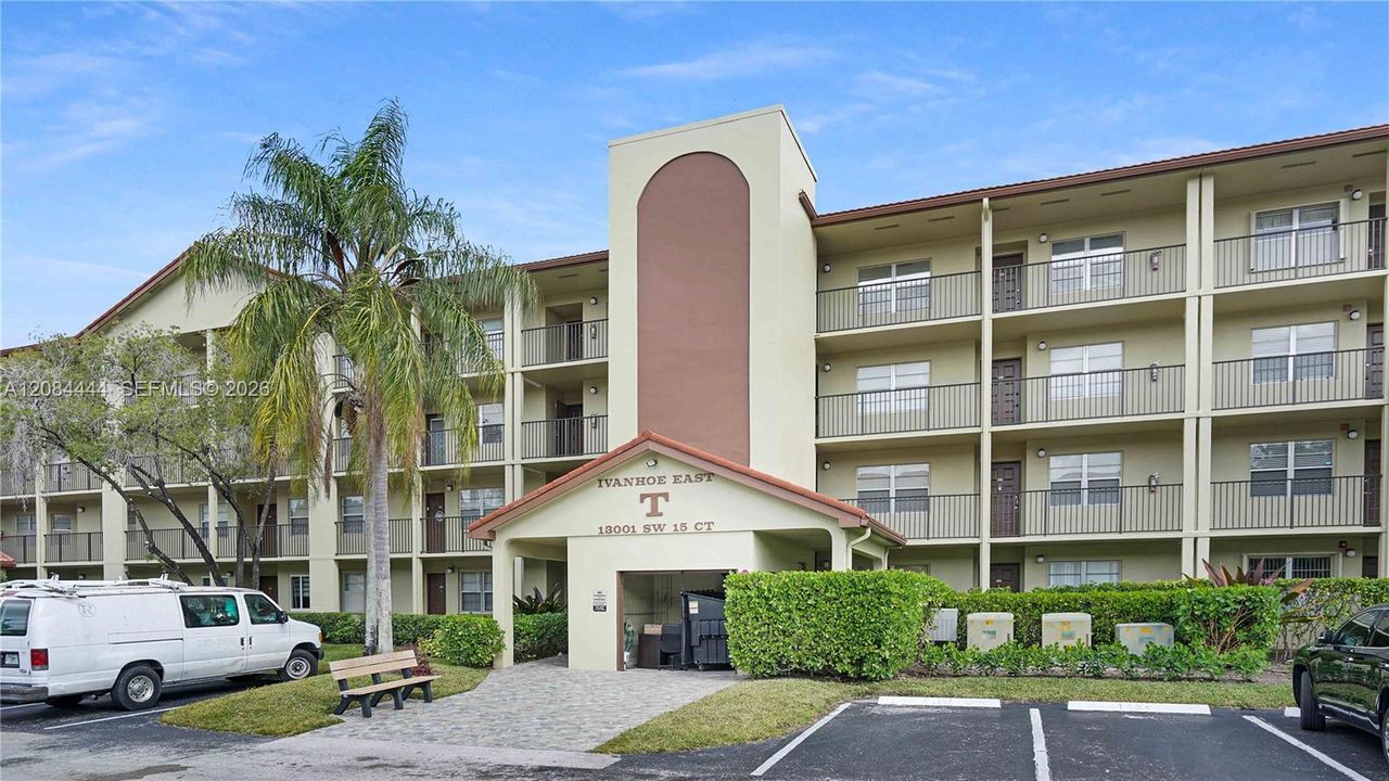 For Sale: $179,900 (2 beds, 2 baths, 1082 Square Feet)