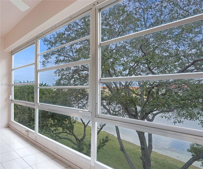 For Sale: $179,900 (2 beds, 2 baths, 1082 Square Feet)