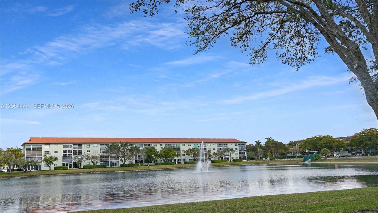 For Sale: $179,900 (2 beds, 2 baths, 1082 Square Feet)