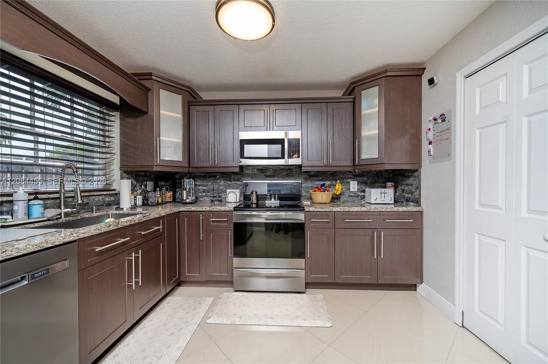 For Sale: $425,000 (3 beds, 2 baths, 1150 Square Feet)