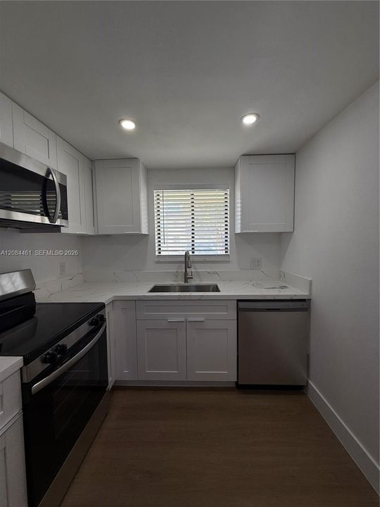 For Rent: $1,990 (2 beds, 2 baths, 900 Square Feet)