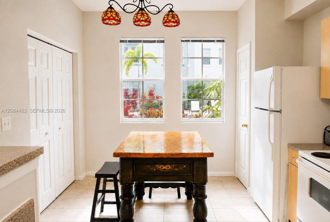 For Rent: $2,150 (1 beds, 1 baths, 960 Square Feet)