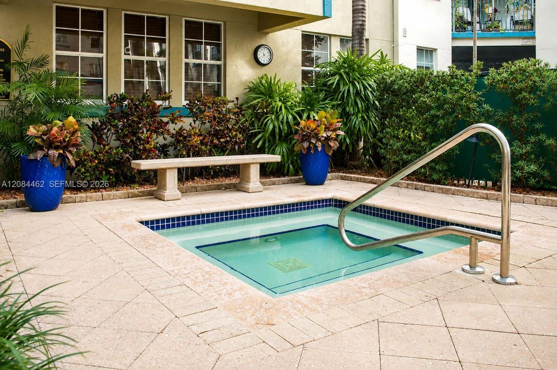 For Rent: $2,150 (1 beds, 1 baths, 960 Square Feet)