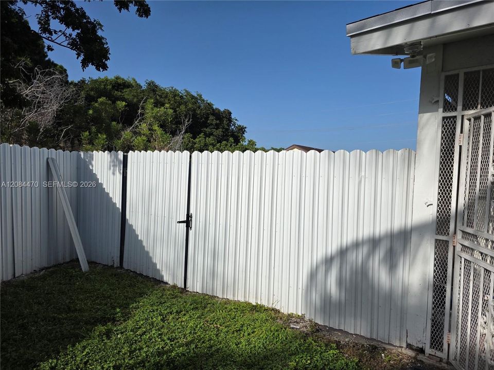 For Rent: $3,200 (3 beds, 2 baths, 1241 Square Feet)