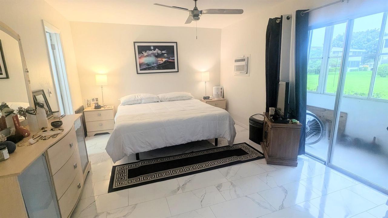 Large Bedroom w King Bed