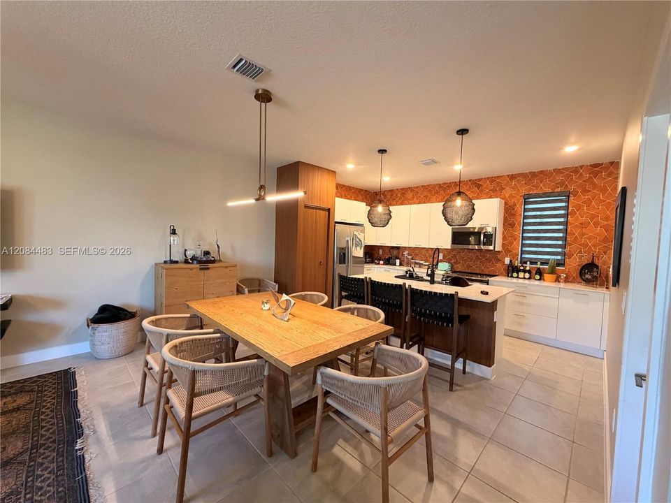 En Venta: $889,000 (3 camas, 2 baños, 1604 Pies cuadrados)