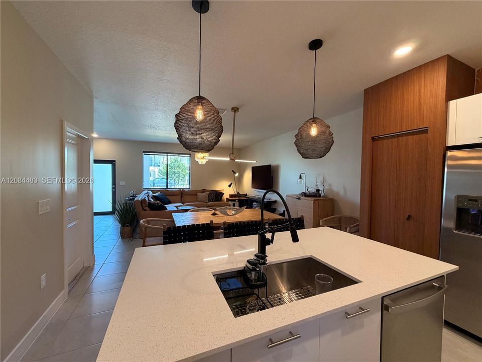 En Venta: $889,000 (3 camas, 2 baños, 1604 Pies cuadrados)