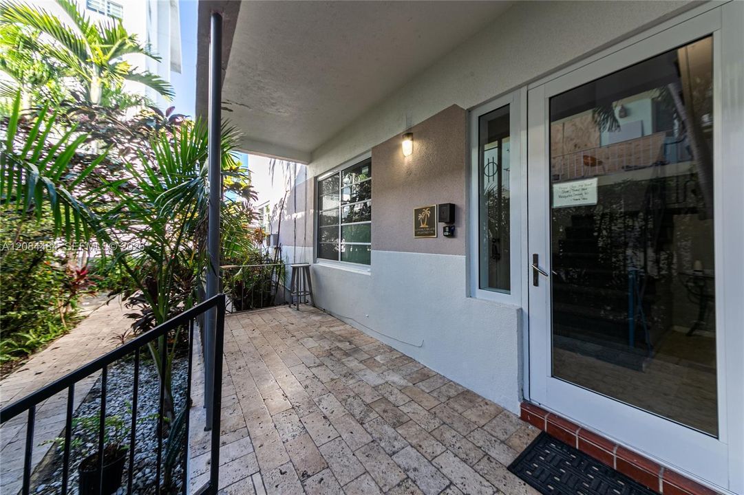 For Rent: $3,000 (2 beds, 1 baths, 850 Square Feet)