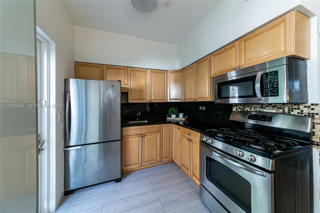 For Rent: $3,000 (2 beds, 1 baths, 850 Square Feet)