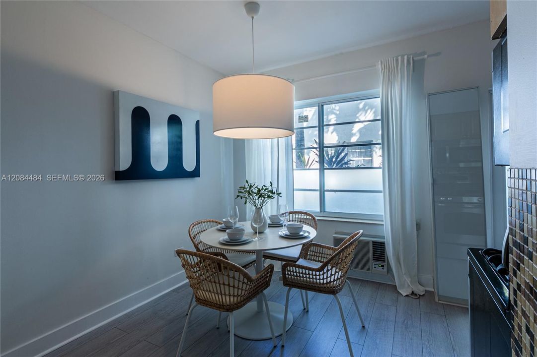 For Rent: $3,000 (2 beds, 1 baths, 850 Square Feet)