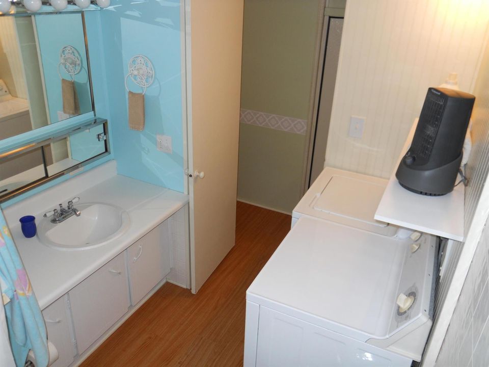 Bath & washer/dryer