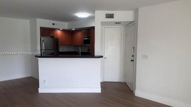 For Rent: $2,300 (2 beds, 2 baths, 1065 Square Feet)