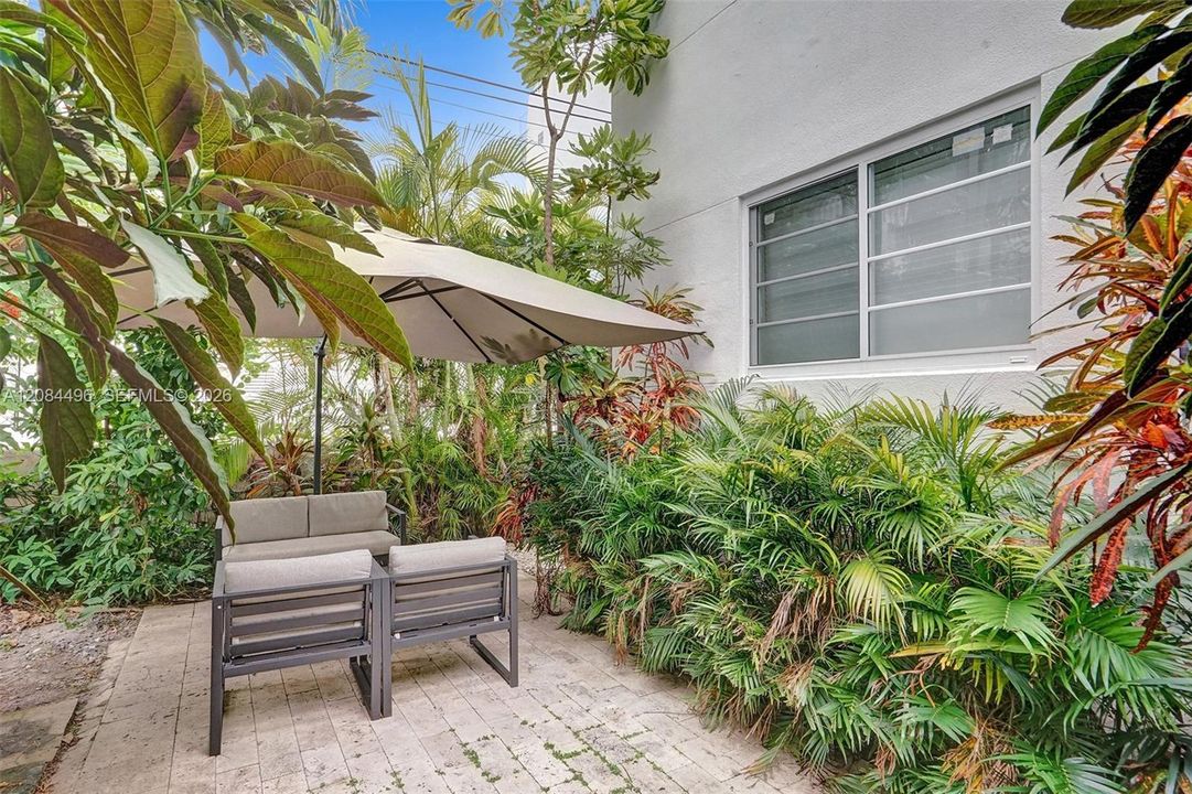 For Rent: $4,200 (2 beds, 2 baths, 900 Square Feet)
