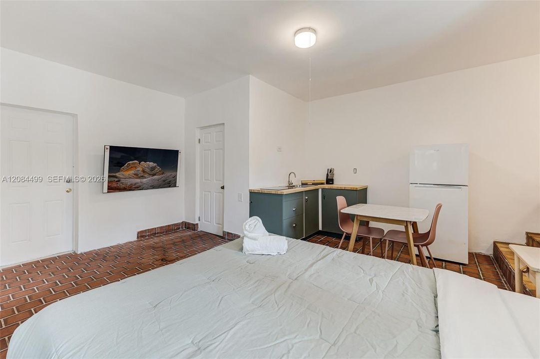 For Rent: $1,450 (0 beds, 1 baths, 2149 Square Feet)