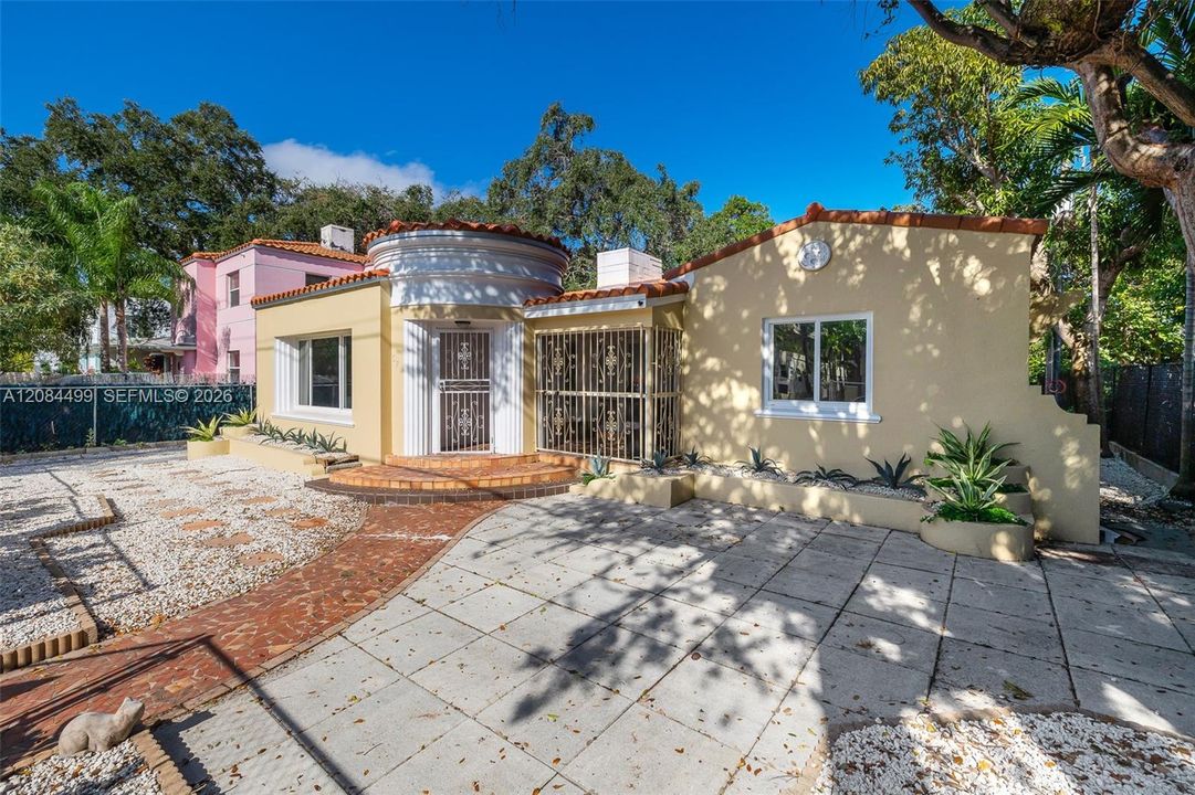 For Rent: $1,450 (0 beds, 1 baths, 2149 Square Feet)