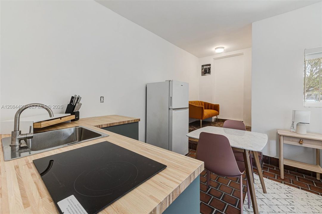 For Rent: $1,450 (0 beds, 1 baths, 2149 Square Feet)