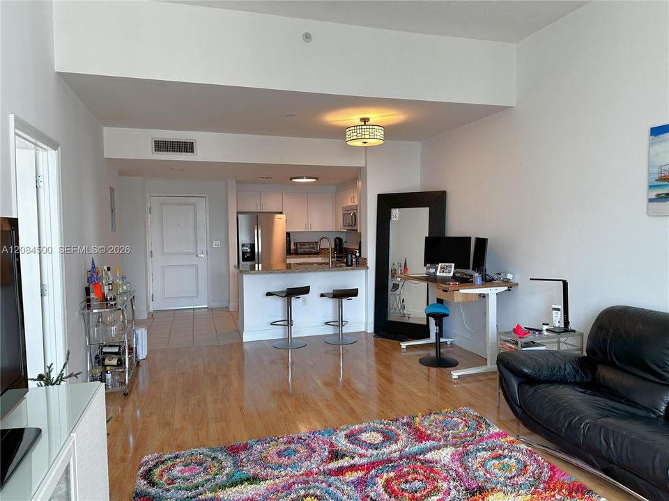 For Rent: $2,850 (1 beds, 1 baths, 838 Square Feet)