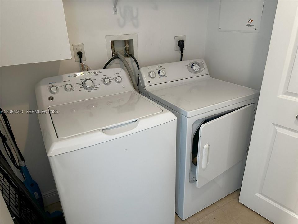 For Rent: $2,850 (1 beds, 1 baths, 838 Square Feet)