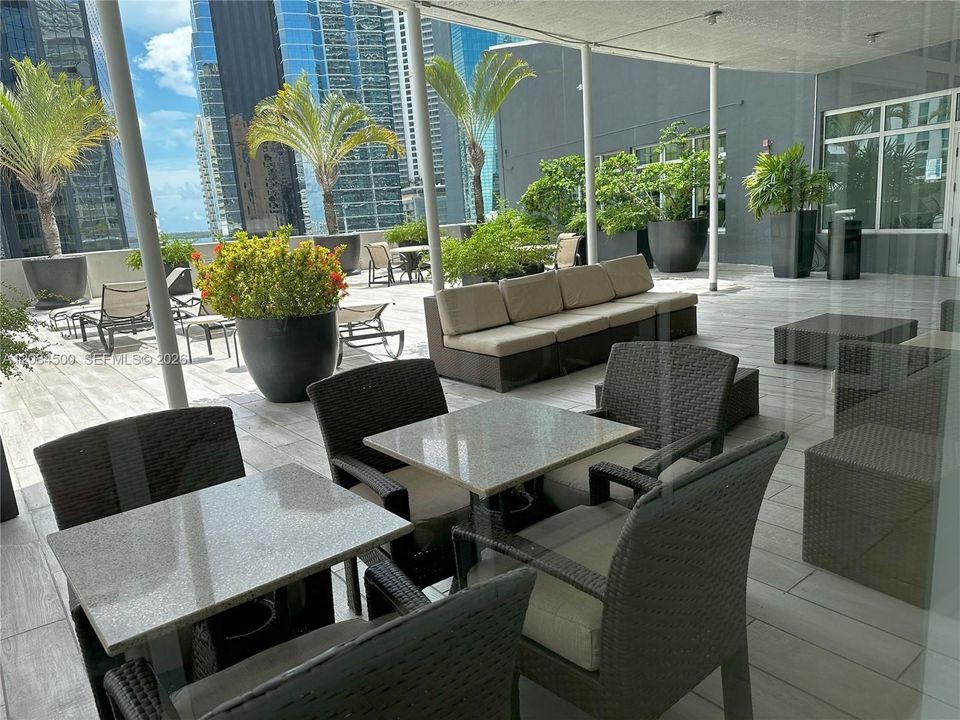 For Rent: $2,850 (1 beds, 1 baths, 838 Square Feet)
