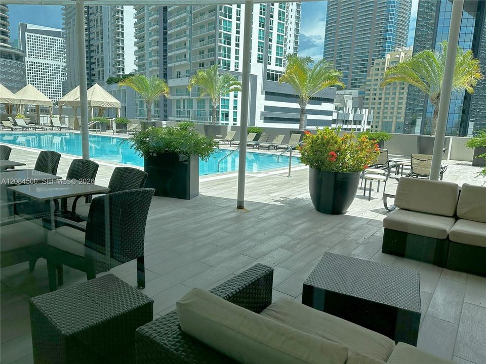 For Rent: $2,850 (1 beds, 1 baths, 838 Square Feet)
