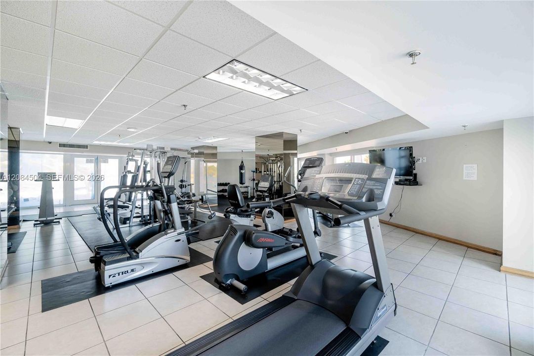 For Rent: $3,800 (1 beds, 1 baths, 1030 Square Feet)